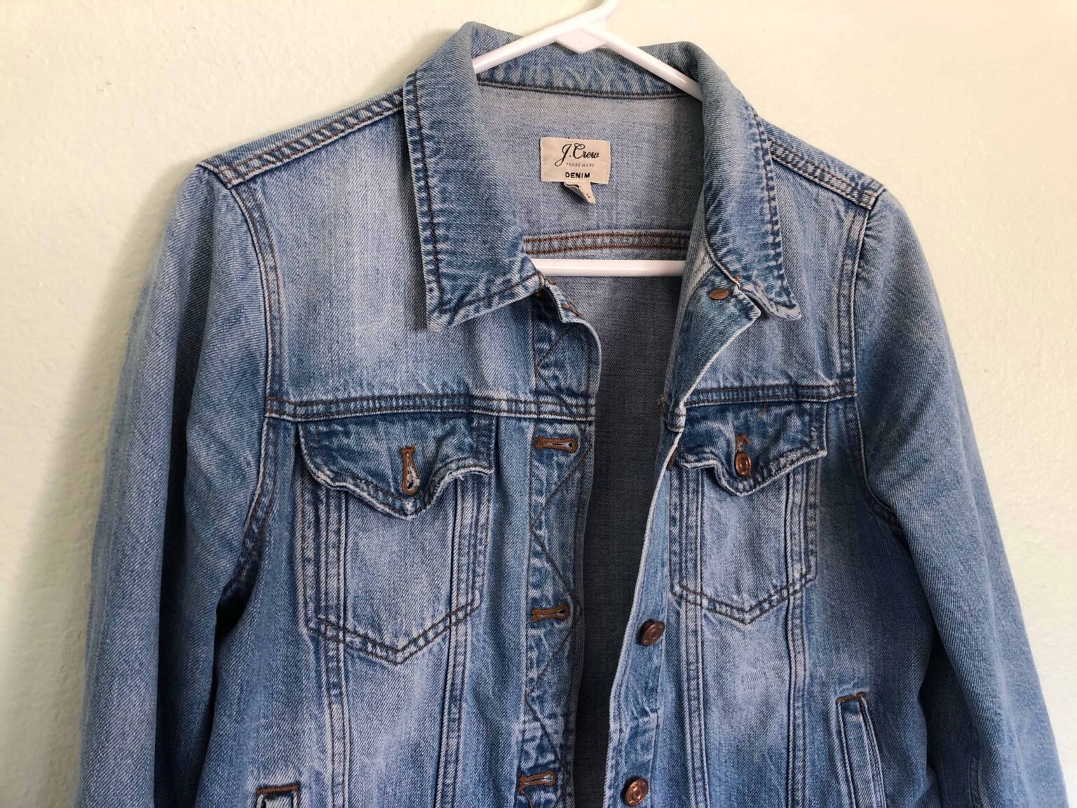 How To Wear a Denim Jacket in Summer and Look Effortlessly Chic